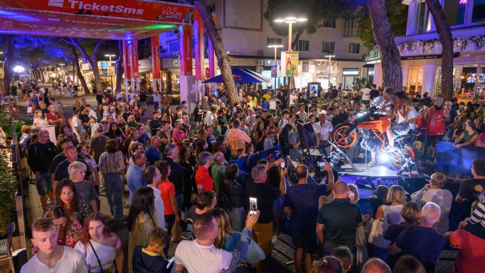 Viale Ceccarini gremito di gente per le spettacolari acrobazie della Red Bull Riders Night