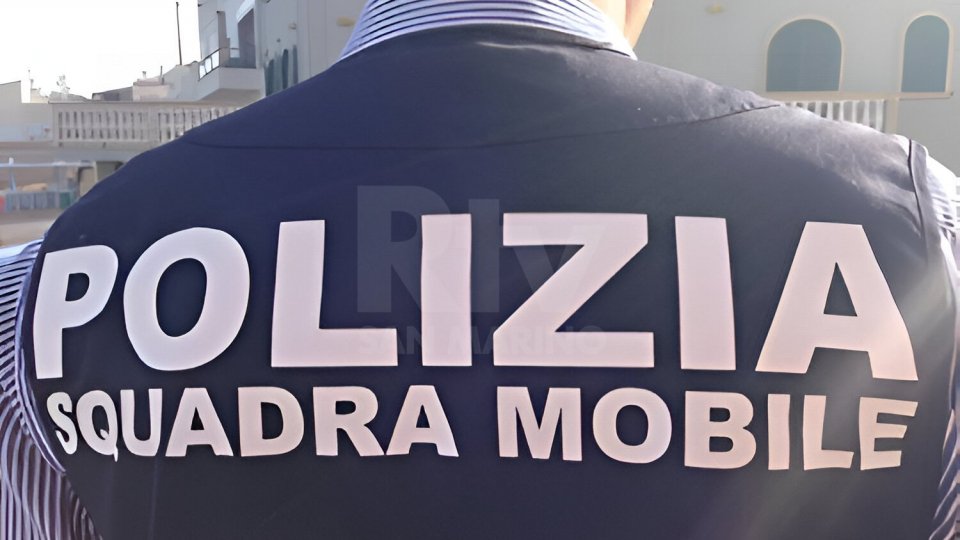 Pedinavano turisti per poi strappargli catenine e monili, due arresti a Rimini