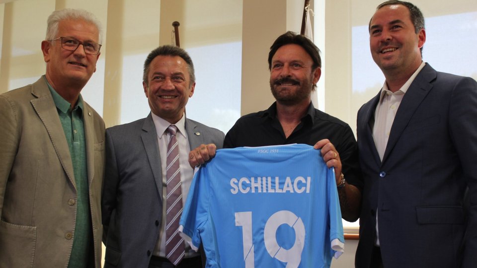 La consegna della maglia della nazionale di San Marino in occasione della visita di Totò Schillaci sul Titano nel giugno 2020 (Foto: FSGC)