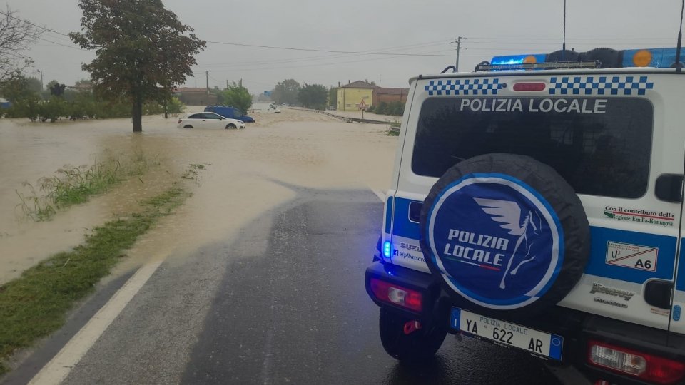 La rottura dell'argine del fiume Senio, a Cotignola. Immagine Fb Emilia Romagna MeteoI soccorsi dei vvf alla popolazione circondata dall'acqua in via Zignola a Forlì