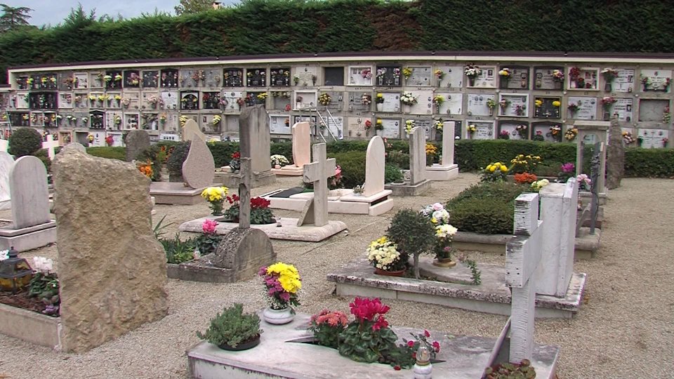 Nuove misure per la riorganizzazione del settore cimiteriale: estesi i termini per le luci votive e le operazioni straordinarie