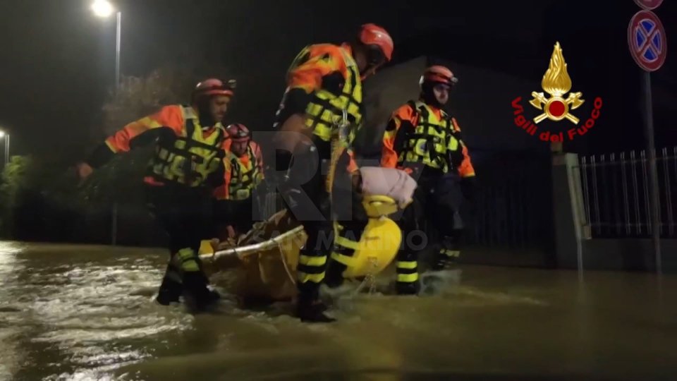 Non c'è alcun disperso nell'alluvione che ha colpito il Ravennate e in particolare la frazione Traversara di Bagnacavallo devastata dalla furia dell'acqua.