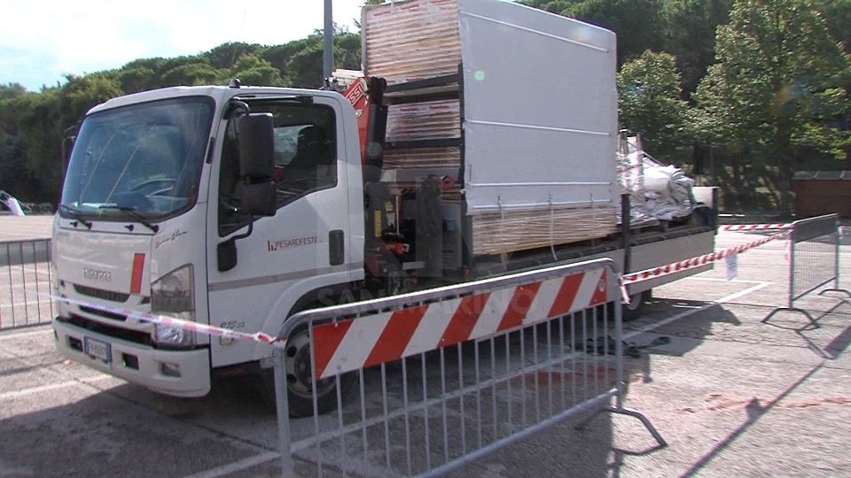 Il camion in cui l'uomo stava lavorandoLe immagini del furgone su cui l'uomo lavorava