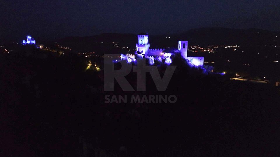 Le torri illuminate di blu (foto archivio RTV)