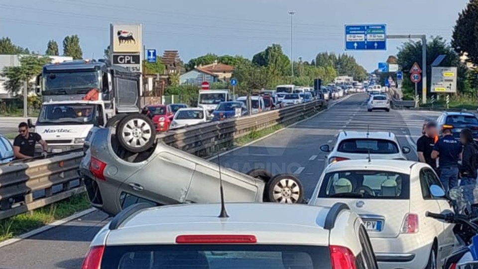 Incidente sulla statale Adriatica, traffico in tilt dopo cappottamento