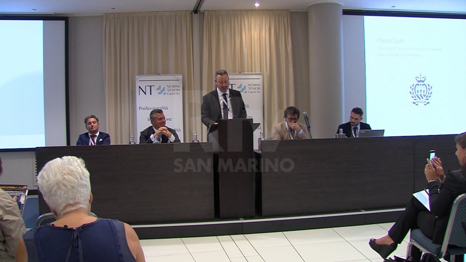 Nel video le interviste a Marco Gatti (segretario alle Finanze) e Pier Paolo Fabbri (presidente di NT Capital SG)