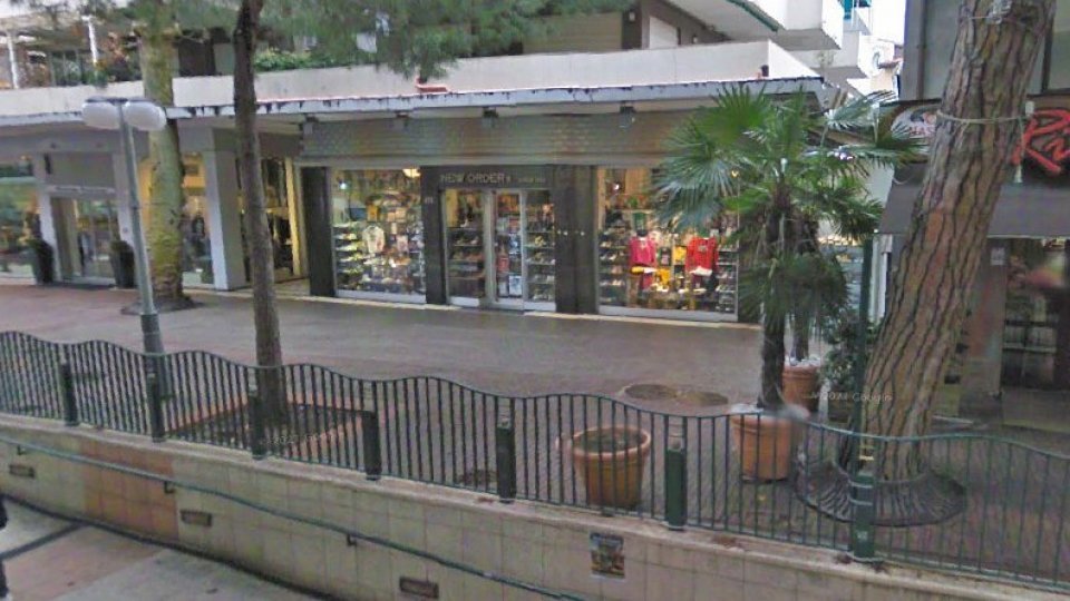 Riccione, ruba una bicicletta e aggredisce un poliziotto: 53enne arrestato per resistenza e lesioni