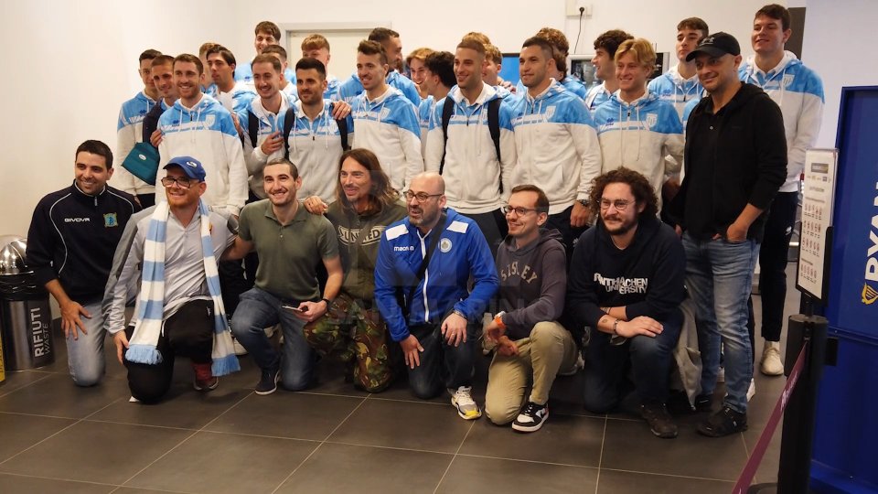 La nazionale di San Marino con una parte dei tifosi che seguiranno la sfida a Gibilterra.