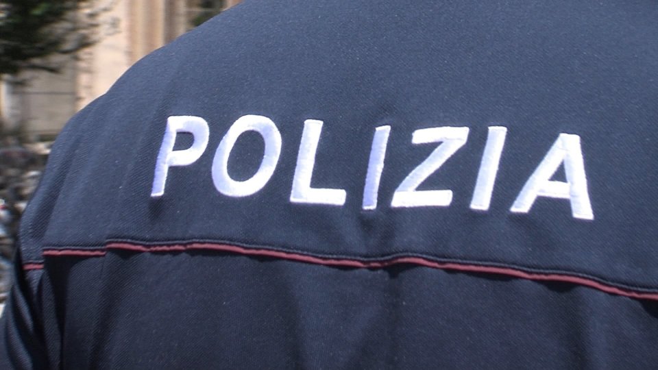 Dopo lite con la madre tenta il suicidio, salvato in extremis dai poliziotti