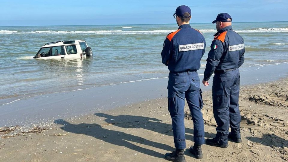 Tenta di guadare il Marano col Land Rover, ma resta impantanato