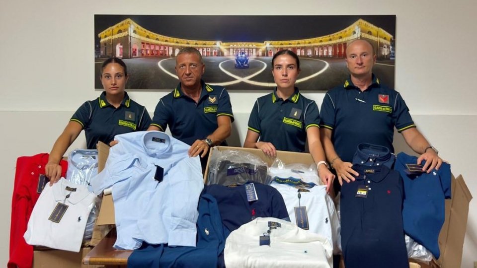 GdF: sequestrato stock di oltre 1.000 capi di abbigliamento falsi