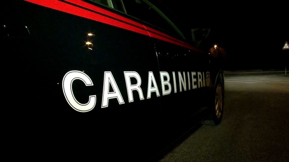 Carabinieri liberano 98enne da badante ubriaca e aggressiva, arrestata