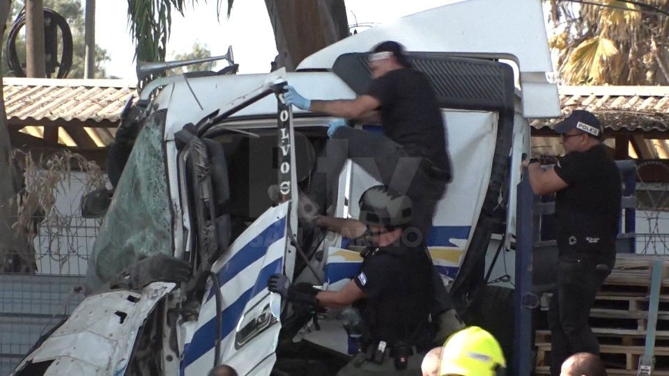 Tel, Aviv, camion contro fermata dell'autobus: una vittima e 40 feriti. La polizia: "È un attentato"