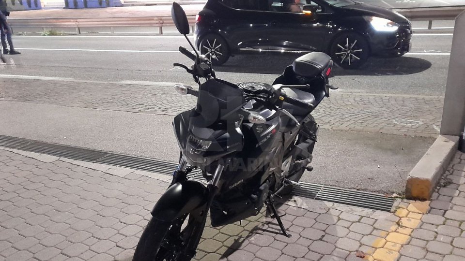 Dogana: giovane motociclista resta incastrato tra due auto, lesioni a una gamba [fotogallery]