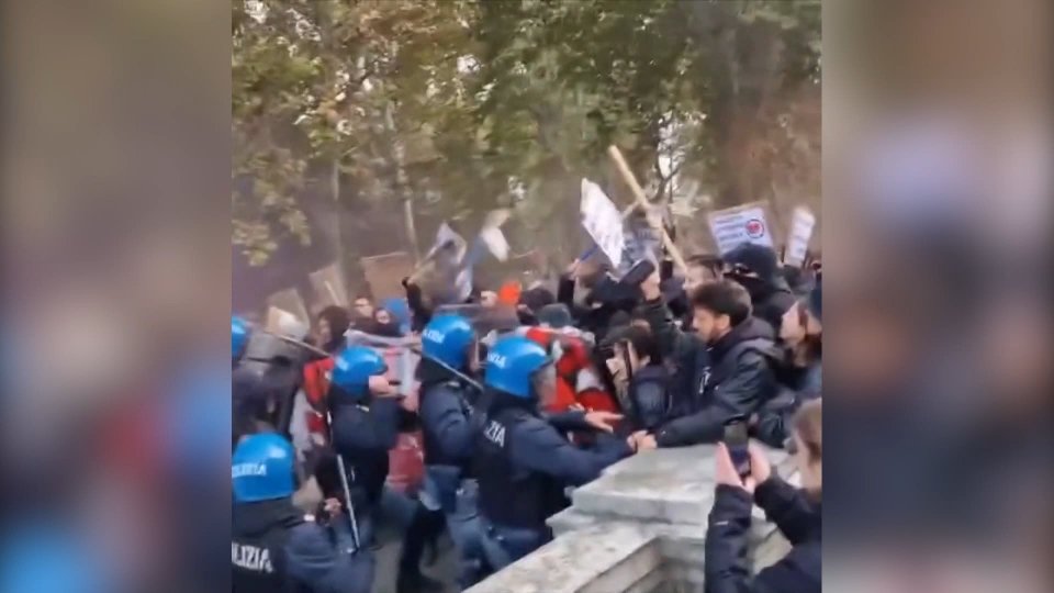 Cortei contrapposti a Bologna: scontri e disordini