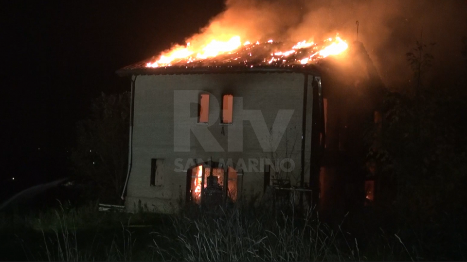 Sant'Ermete: in fiamme casa in costruzione, vigili al lavoro per tutta la notte