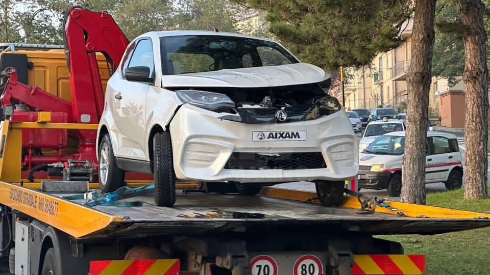 Incidente in Città, solo uno spavento per la minorenne alla guida della microcar