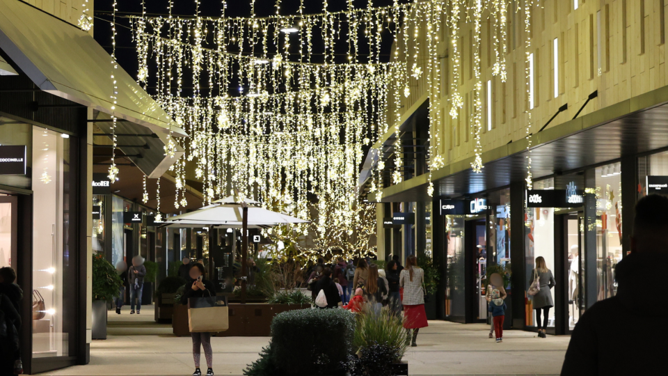 A San Marino Outlet Experience è già natale: sabato 23 novembre accensione del grande albero e delle luminarie