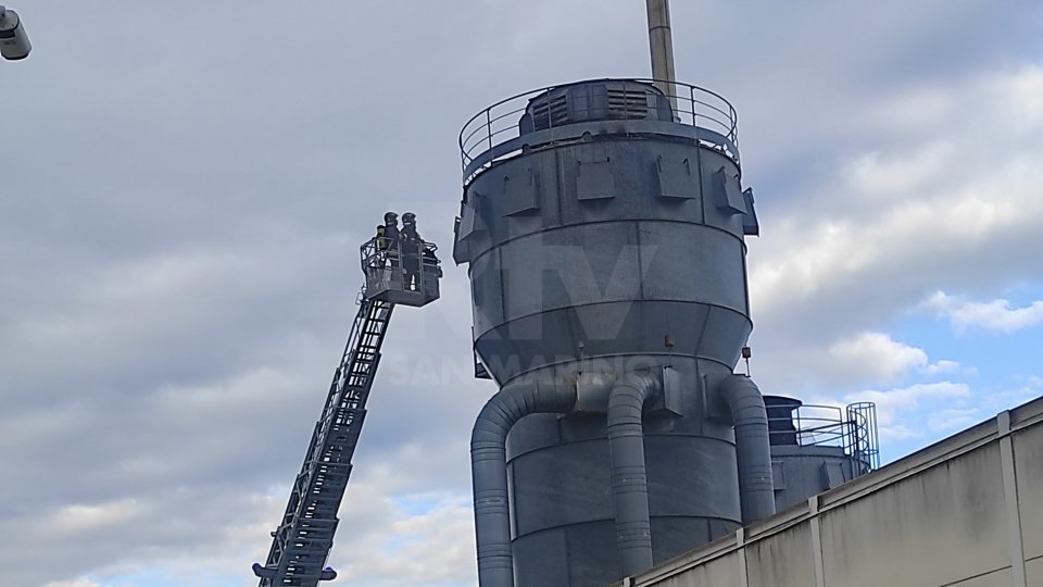 San Martino dei Mulini: silos in fiamme, intervengono due squadre dei Vigili del fuoco