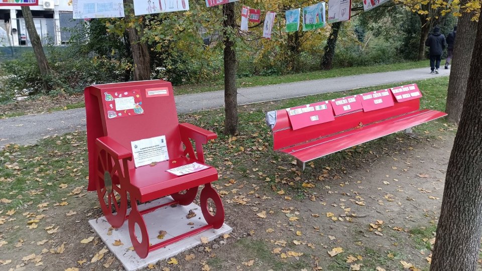 Un gesto che parla di uguaglianza, rispetto e sensibilità: inaugurato il "Simulacro della Sedia a Rotelle Rossa" al Parco Ausa di Dogana