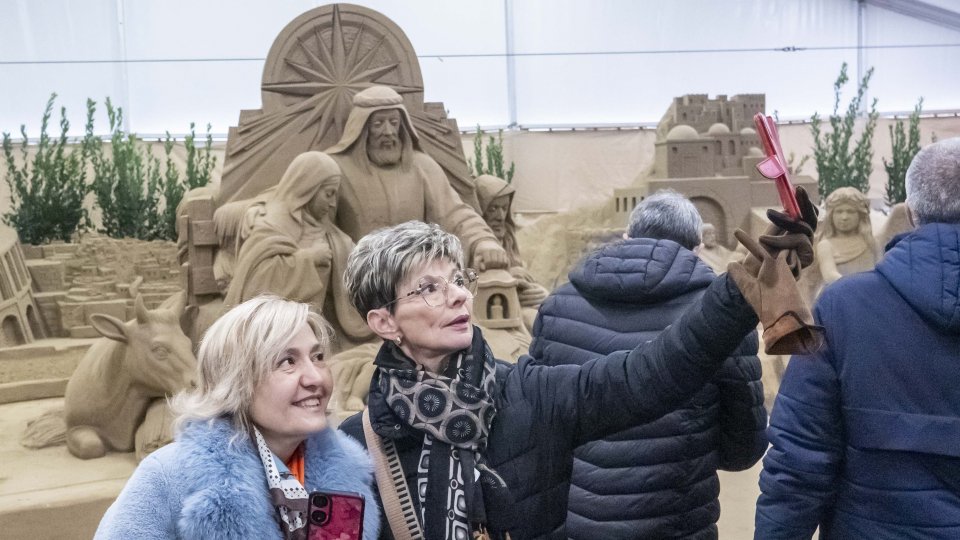 La magia del Natale si accende sul mare d'inverno: inaugurati il presepe di sabbia e l’Ice village