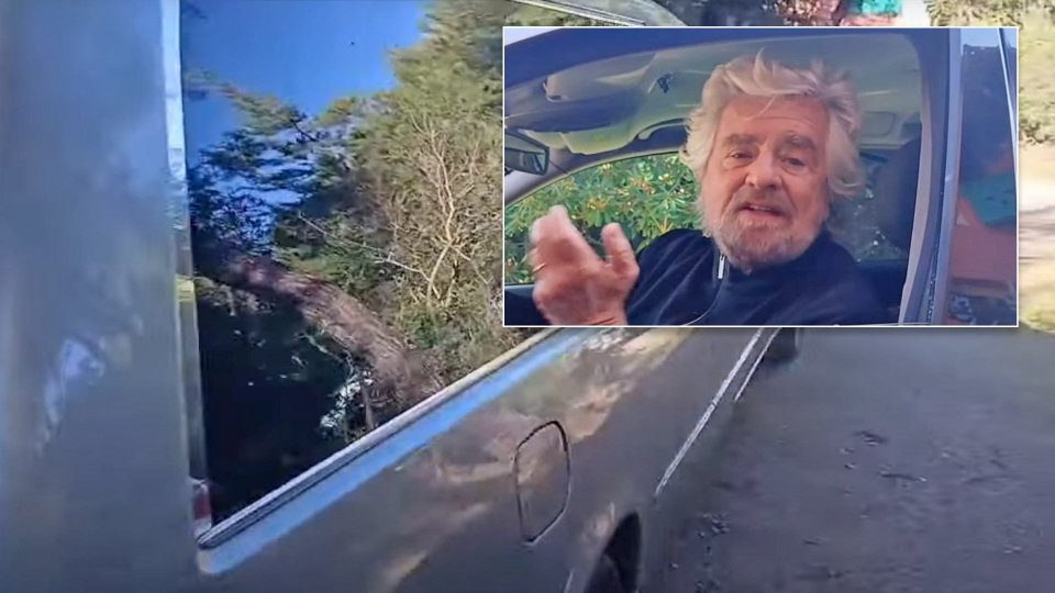 Beppe Grillo dentro un carro funebre decreta la morte del M5S: “Valori scomparsi”