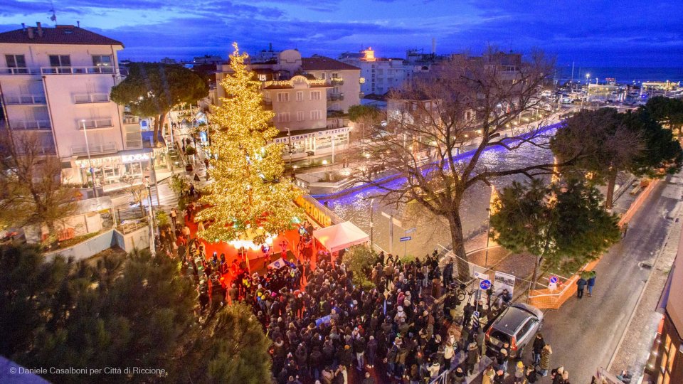 Riccione accende l'albero al porto canale