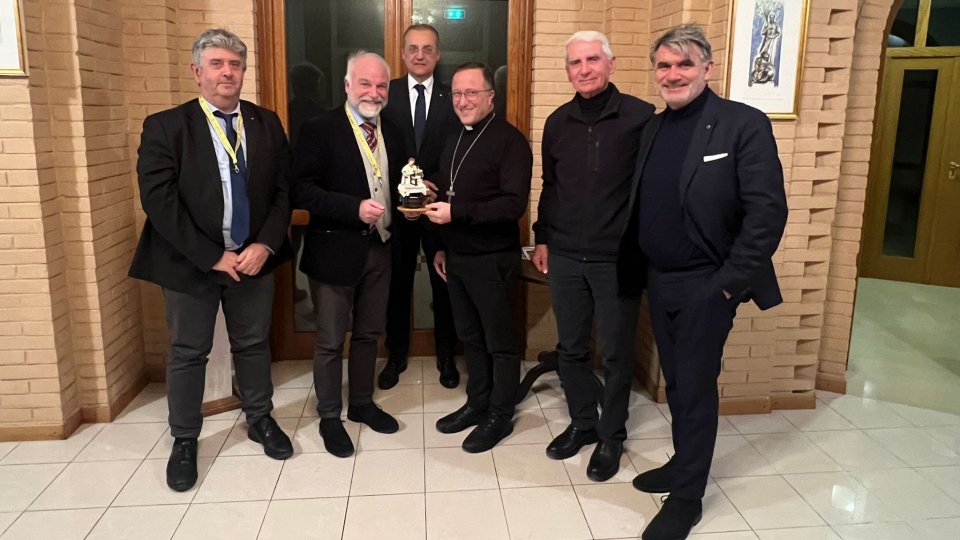 Diocesi di San Marino e Montefeltro: Unas, Confartigianato e Coldiretti dal vescovo Beneventi per donare una statuina simbolo della cultura artigiana