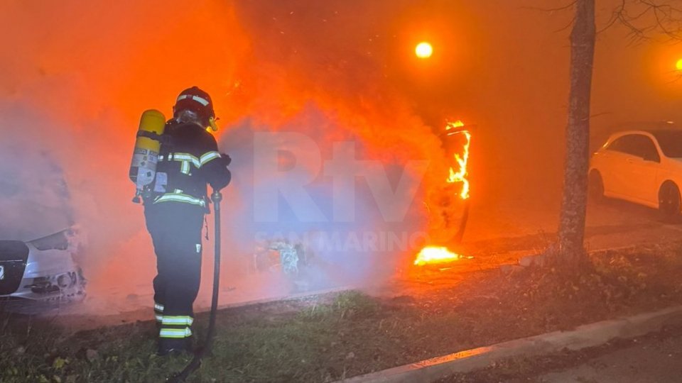 Incendio a Fiorina: pulmino del Rugby Club San Marino distrutto, danneggiata un’Audi