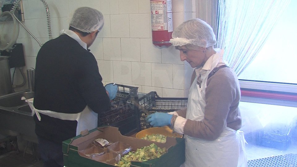 Nel video l'intervista a Renzo Giovannini, cuoco, ai volontari Fabrizio e Rosy, al direttore della Caritas diocesana Mario Galasso.