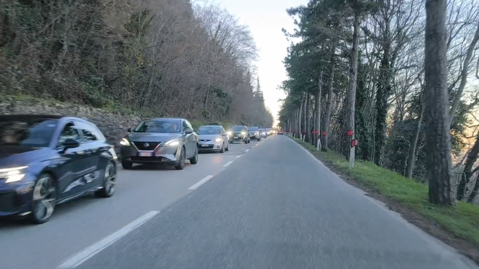 La lunga coda di auto lungo strada Sottomontana