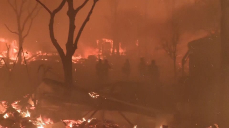 Incendi devastanti a Los Angeles: 180mila sfollati, 10 morti e oltre mille edifici distrutti