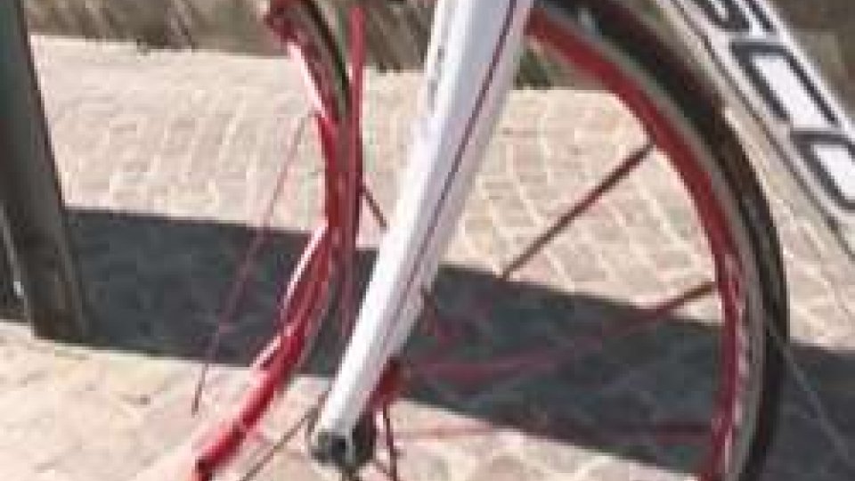 Rimini, cicloamatori si scontrano con uno scooter