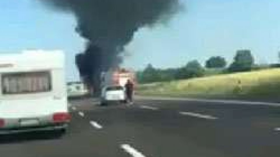 A14: paura in autostrada per un pullman andato a fuoco, salvi i passeggeri