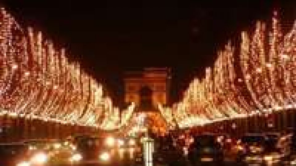 A Parigi si accendono le luci di Natale