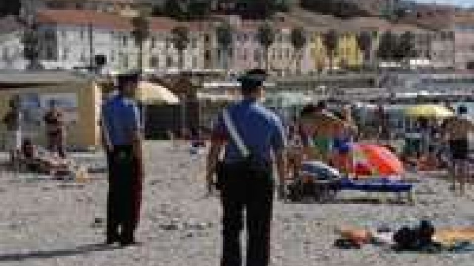 Vu' cumprà per finta: i carabinieri controllano la spiaggia di notte