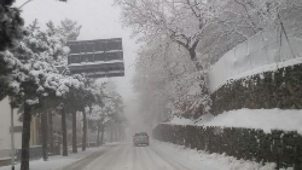 Prima neve sul TitanoNeve a San Marino: circa 10 cm alle quote alte. Annullati gli eventi del Natale delle Meraviglie