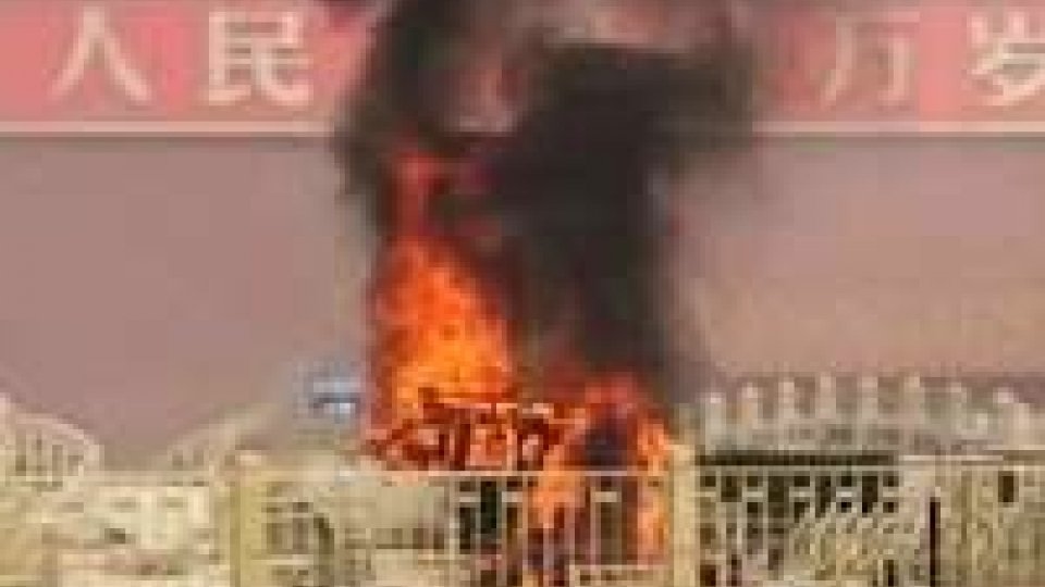 Cina: paura a Tiananmen, morti per un'auto andata a fuoco