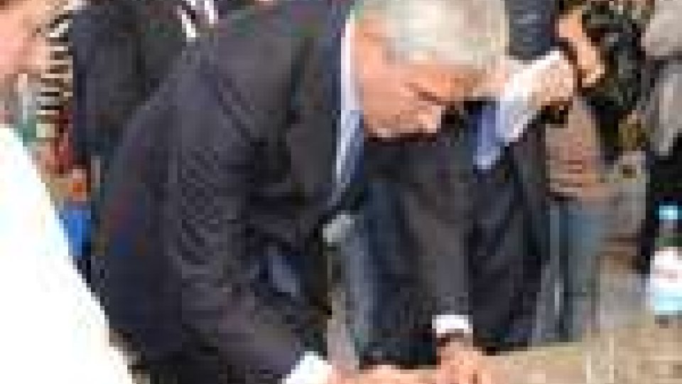 San Marino - Casini firma la cartolina della campagna per i frontalieri indirizzata a Napolitano