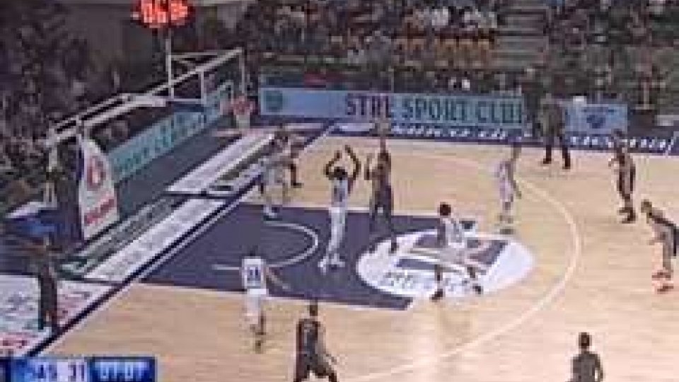 Basket, Sassari-Cremona 82-83: Holloway decisivo in un finale pazzesco
