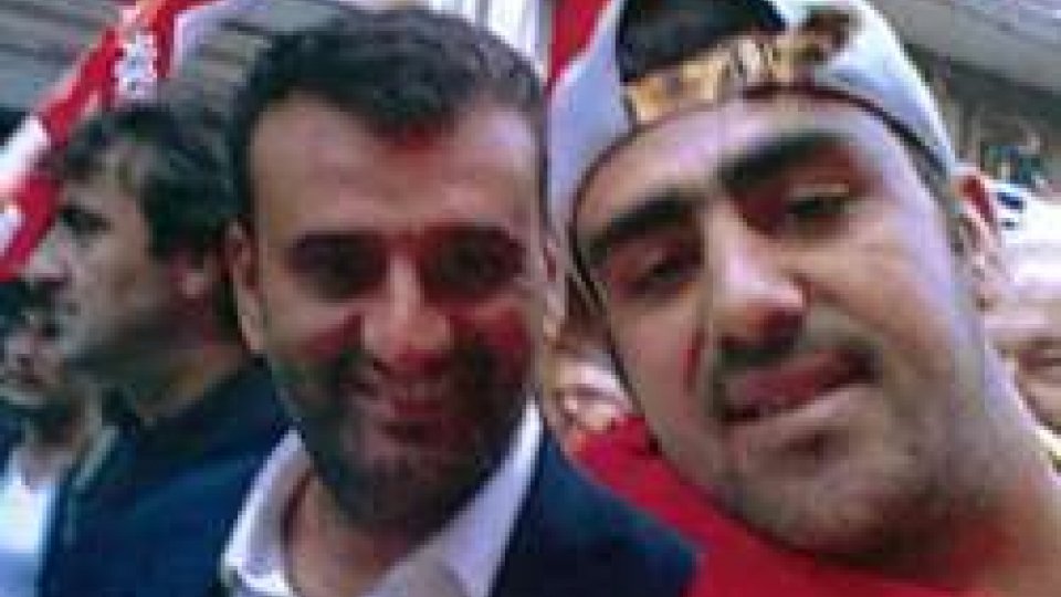 Uno dei presunti terroristi fermati a Bari, Hakim Nasiri (D), in una foto scattata insieme al sindaco di Bari, Antonio Decaro
