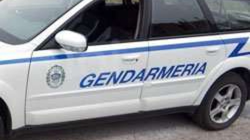 Auto sospetta fugge all'alt della Gendarmeria, i malviventi scappano al confine