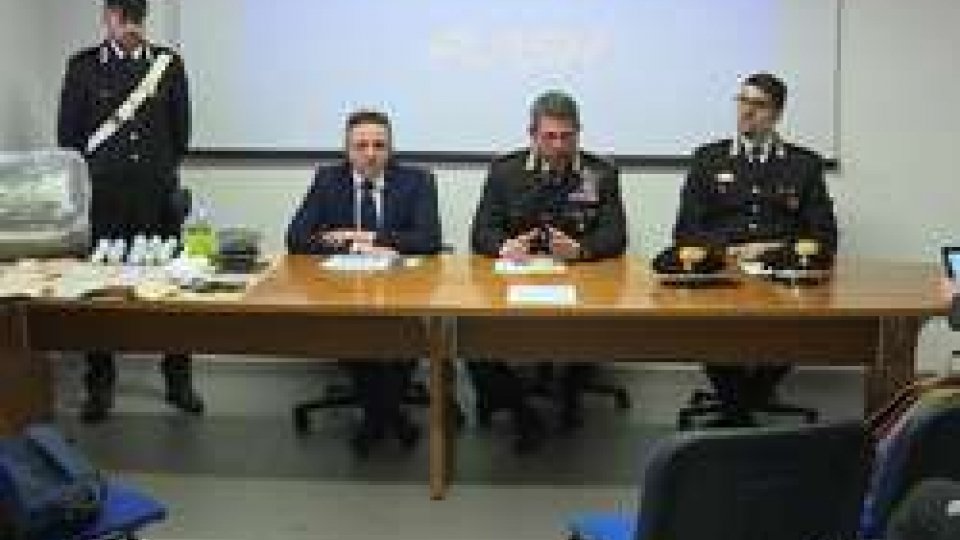 Conferenza stampa dei Cc di RiminiRimini, traffico di droga in un'agenzia di pratiche auto, tre arresti