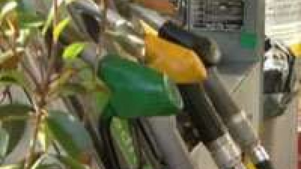 Salgono i prezzi: record per benzina e gasolio