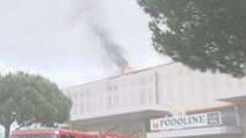 Rimini: incendio al Gros. In fiamme due capannoniRimini: incendio al Gros. In fiamme due capannoni