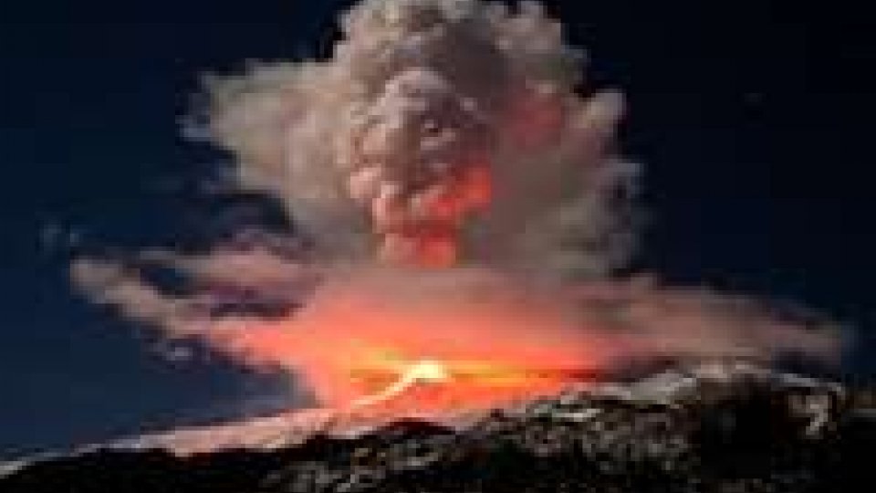 Etna: colonna di cenere lavica alta diversi chilometri