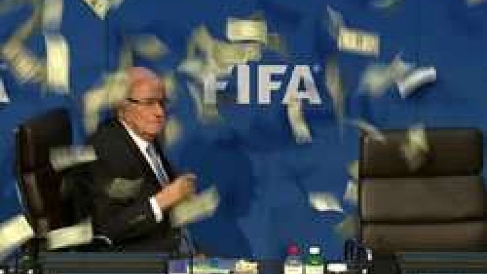 Banconote false in faccia a Blatter, la Fifa interrompe la conferenzaBanconote false in faccia a Blatter, la Fifa interrompe la conferenza
