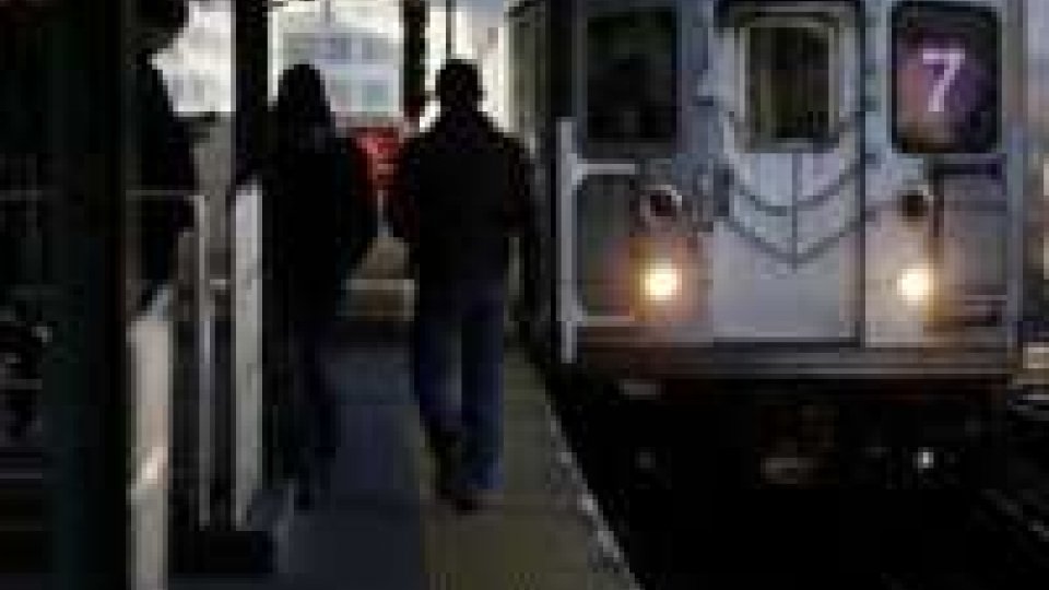 New York: uomo si butta sotto la metro