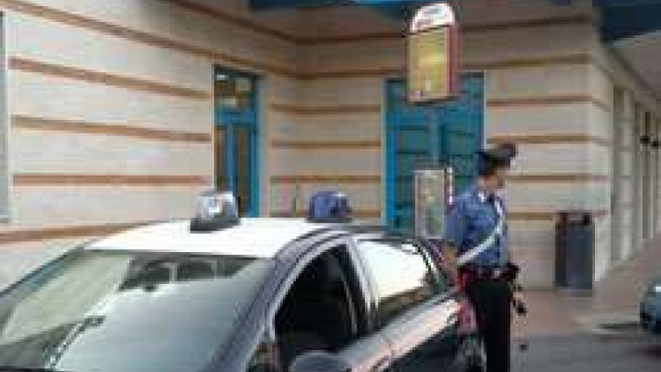 Rimini: aggredisce un negoziante bengalese per rapinargli una scatola di lecca-lecca, arrestatoRimini: aggredisce un negoziante bengalese per rapinargli una scatola di lecca-lecca, arrestato