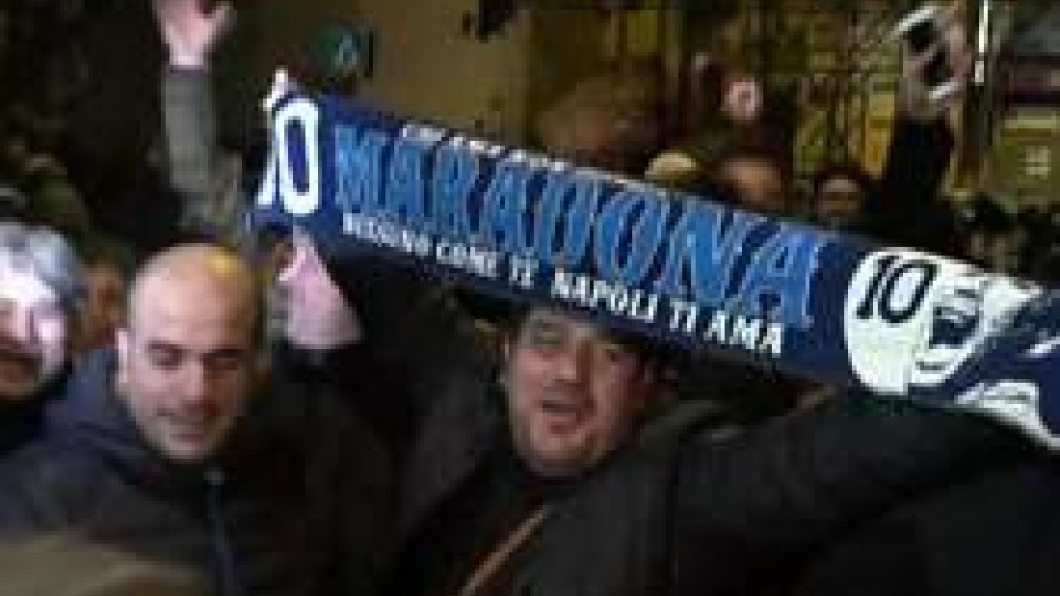 I tifosi non dimenticano MaradonaMaradona al San Carlo di Napoli accende la platea